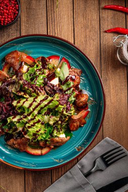 Sebzeli sıcak et salatası. 