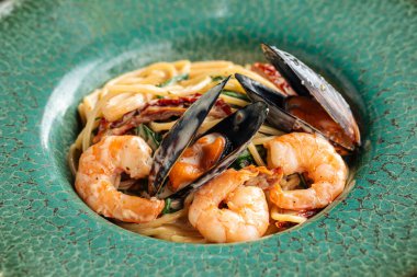 Karides ve midyeli deniz mahsullü makarna.