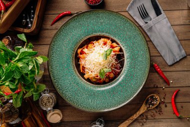 Karides ve domates soslu fetuçini.