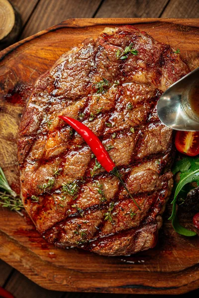 Gurmánský grilovaný hovězí steak se salátem a omáčkou — Stock fotografie