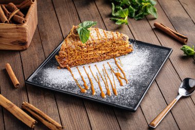 Pudra şekerli taze ballı kek dilimi