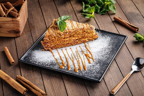 Pudra şekerli taze ballı kek dilimi