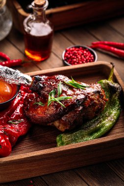 Gurme kuzu bacağı ve biber.