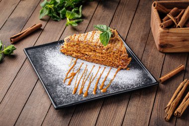 Pudra şekerli taze ballı kek dilimi