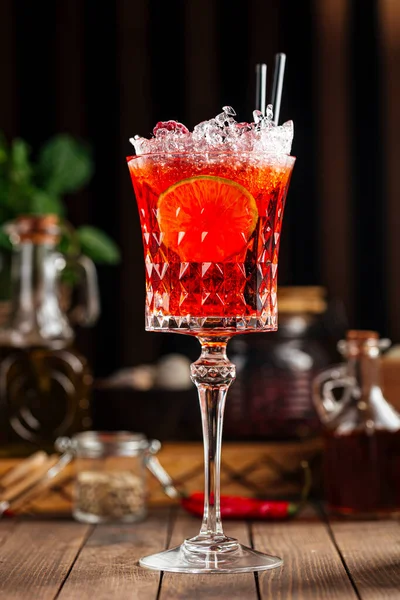 Cocktail di alcool dolce a bacca rossa in un bicchiere di fantasia — Foto Stock