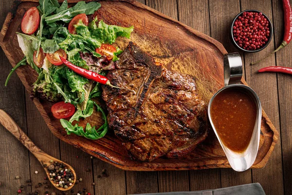 Bistecca di manzo ribeye alla griglia con salsa al pepe — Foto Stock