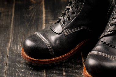 El yapımı siyah deri çizmeler.