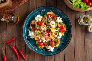 Peynirli ızgara sebze salatası