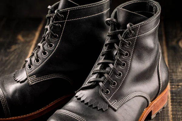 Ręcznie robione czarne skórzane wysokie buty — Zdjęcie stockowe