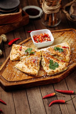 Salsa soslu tavuklu quesadilla.