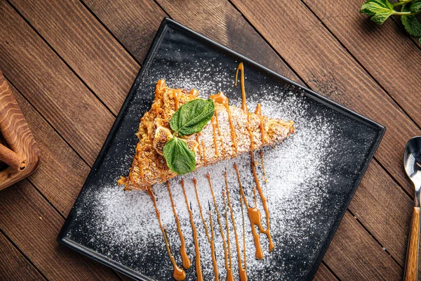 Sweet fresh honey cake slice with powdered sugar — Stock Photo, Image