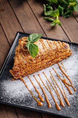 Pudra şekerli taze ballı kek dilimi