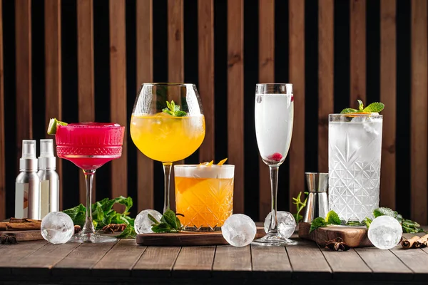 Diverses boissons rafraîchissantes à cocktail alcoolisé — Photo