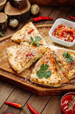 Salsa soslu tavuklu quesadilla.