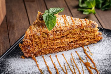 Pudra şekerli taze ballı kek dilimi