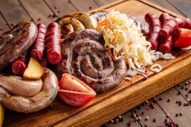 Servis panosuna çeşitli ızgara sosisler.