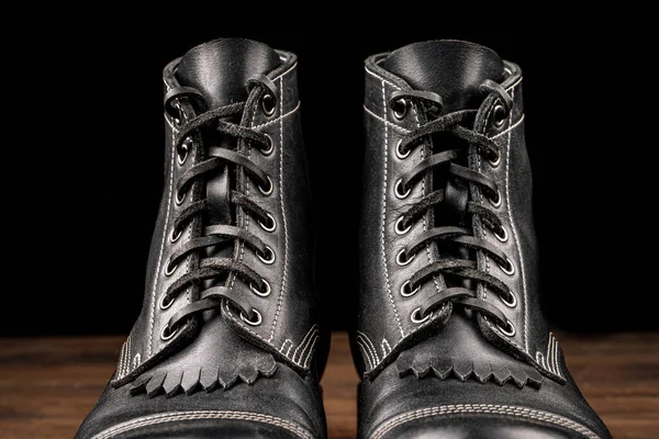 Botas de couro preto artesanais — Fotografia de Stock