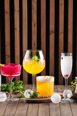 Çeşitli ferahlatıcı alkollü kokteyller.