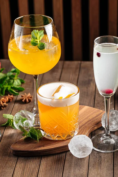 Various refreshing alcoholic cocktail drinks — Stock Photo, Image