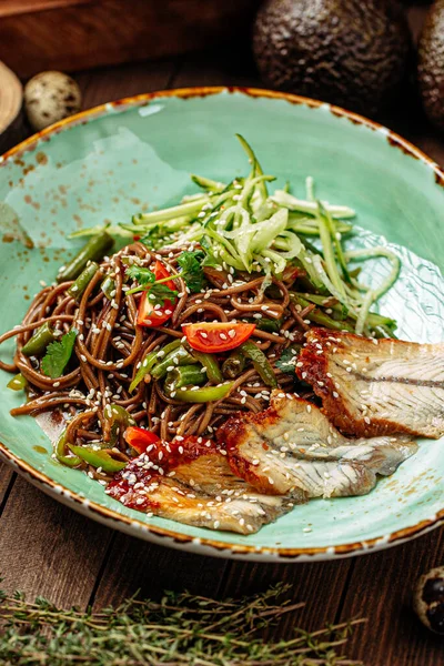 Fideos de soba de trigo sarraceno con unagi wok de anguila — Foto de Stock