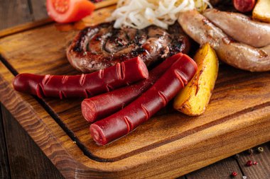 Servis panosuna çeşitli ızgara sosisler.