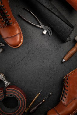 Aletleri olan deri ayakkabı tamirhanesi.