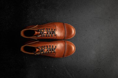 El yapımı kahverengi deri çizmeler. 