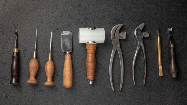 Набор инструментов для кожаного ремесла — стоковое фото