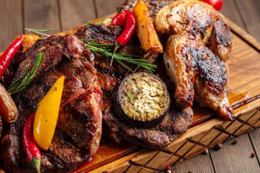 Ahşap servis tahtasına kızarmış et konmuş.