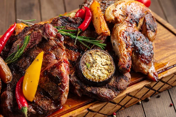 Ahşap servis tahtasına kızarmış et konmuş.