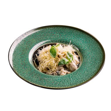 Tavuk ve mantarlı krema soslu fetuçini.