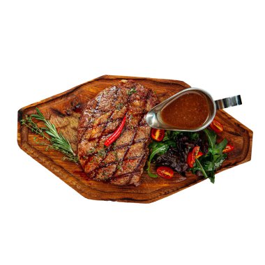 Salata ve soslu ızgara biftek.