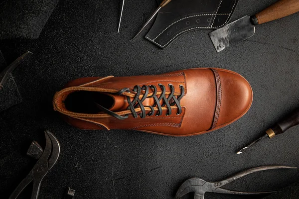 Ręcznie robione brązowe skórzane buty z narzędziami do ciasta — Zdjęcie stockowe