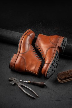 El yapımı kahverengi deri ayakkabılar ve ayakkabılar.