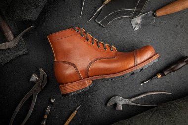 El yapımı kahverengi deri ayakkabı ve ayakkabı ayakkabısı.