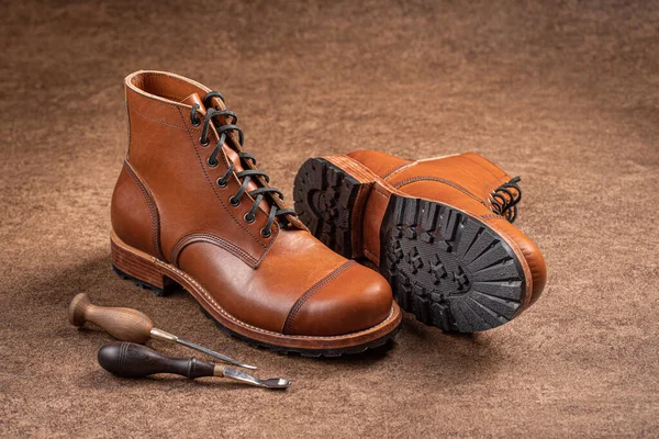 El yapımı kahverengi deri ayakkabılar ve ayakkabılar.