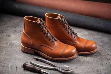 El yapımı kahverengi deri ayakkabı ve ayakkabı ayakkabısı.