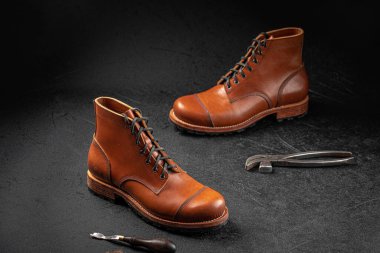 El yapımı kahverengi deri ayakkabılar ve ayakkabılar.