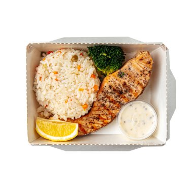 Somon ve pirinçli ayrı bir paket öğle yemeği.