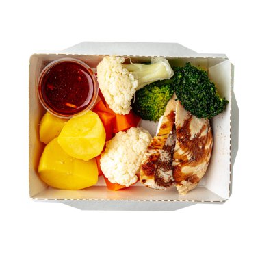 Tavuklu ve sebzeli sağlıklı bir öğle yemeği.