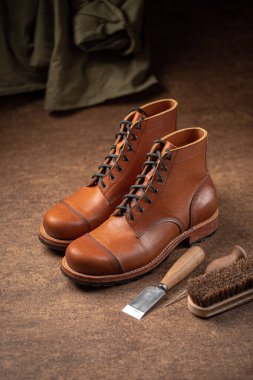 El yapımı kahverengi deri ayakkabılar ve ayakkabılar.