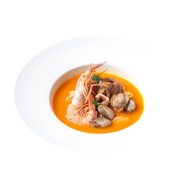 İzole edilmiş Fransız Bouillabaisse deniz ürünleri çorbası.