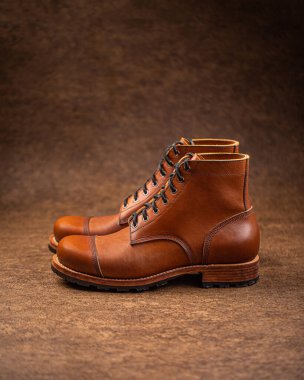 El yapımı kahverengi deri çizmeler. 