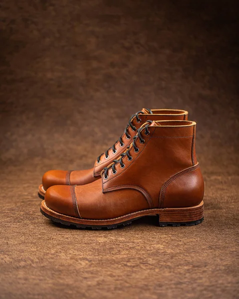 El yapımı kahverengi deri çizmeler. 