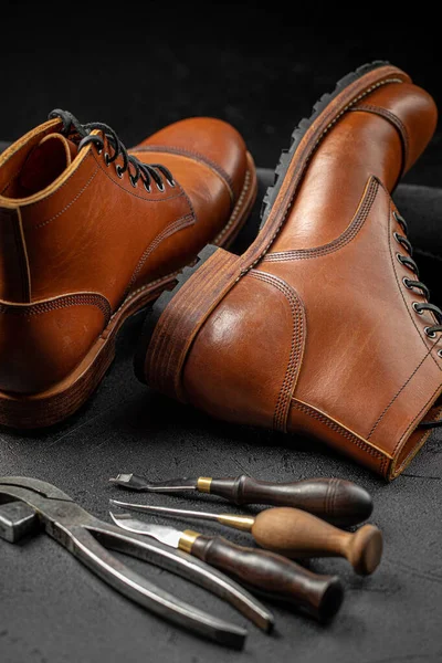 Кожаные туфли ручной работы с сапожниками — стоковое фото