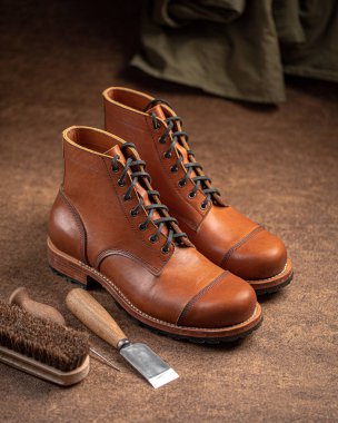 El yapımı kahverengi deri ayakkabılar ve ayakkabılar.