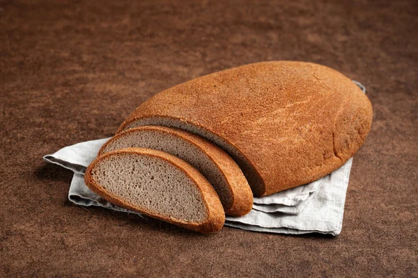 Pan recién horneado rebanado de pan campesino — Foto de Stock