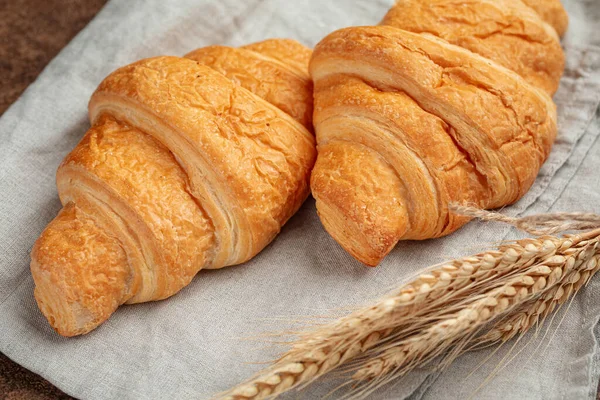 Dva croissanty s hřeby pšenice — Stock fotografie