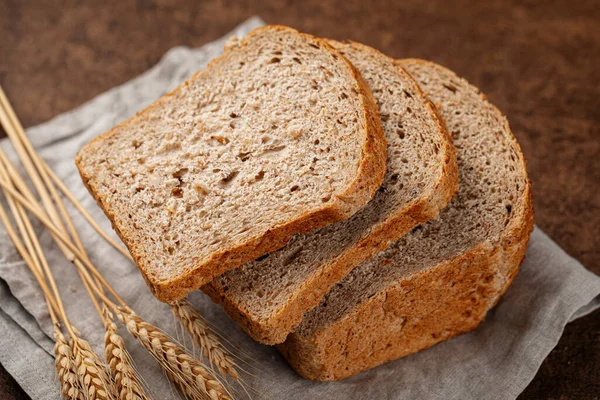 Pan de centeno recién horneado en rodajas — Foto de Stock