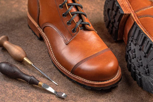 Кожаные туфли ручной работы с сапожниками — стоковое фото
